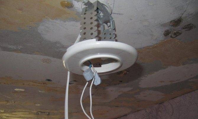 Установка светильников в подвесной потолок